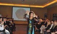 Túnica tradicional de la mujer vietnamita impresiona en Buenos Aires