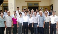  Premier vietnamita contacta con votantes en la ciudad norteña de Hai Phong 