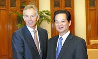 Premier Nguyen Tan Dung recibe a Tony Blair, en visita a Vietnam