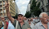 Griegos endurecen protesta contra recortes de gastos públicos