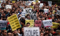 Habitantes de Italia y España protestan contra las políticas de austeridad