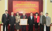 Amigo italiano condecorado con Orden de Amistad de Vietnam