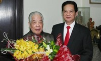 Dirigentes vietnamitas felicitan a ex funcionarios en ocasión del Tet