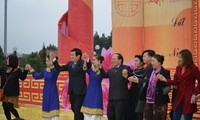 Presidente de Vietnam asiste a la fiesta cultural de étnicos 