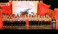 Gobernante honra a sobresalientes alumnos vietnamitas 