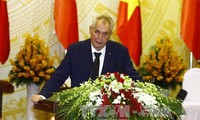 Prensa checa informa ampliamente de la visita de su presidente a Vietnam