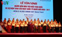 Vietnam homenajea a 100 personas ejemplares en la donación de sangre 
