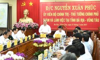 Premier vietnamita reitera dar prioridad a las políticas dedicadas a las personas meritorias