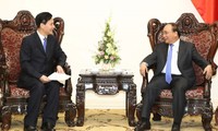 Primer ministro de Vietnam conversa con dirigentes empresariales de China