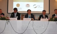 Vice premier vietnamita asiste a la Mesa Redonda sobre Promoción de Inversiones en Bruselas