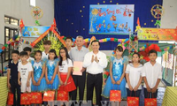 Niños vietnamitas disfrutan de una Fiesta del Medio Otoño significativa