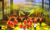 El presidente vietnamita asiste al espectáculo artístico “Epopeya de Octubre”