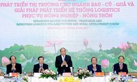 Premier vietnamita asiste al foro para el desarrollo del mercado de frutas y verduras
