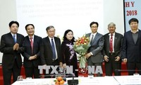 Vicepremier vietnamita se reúne con las autoridades de la salud pública