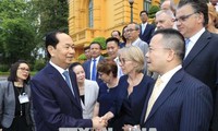 Presidente vietnamita se encuentra con científicos internacionales
