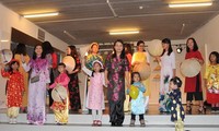 Celebran desfile de Ao Dai en Fiesta de Familia vietnamita en Bélgica 