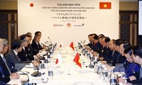 Premier vietnamita dialoga con líderes de empresas japonesas