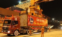 Primeros contenedores internacionales en 2020 en puerto marítimo de Hai Phong 