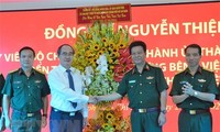 Dirigentes de Hanói y Ciudad Ho Chi Minh felicitan a médicos destacados 