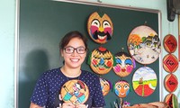 Una joven y su pasión por copiar pinturas populares en bandejas de bambú