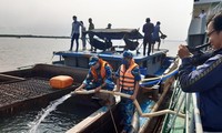 Barco transporta agua en ayuda a pobladores afectados por la sequía y salinización en el sur vietnamita