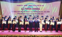 Hanói condecora a 88 graduados con los mejores resultados académicos en 2020