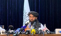 Los talibanes celebran la primera conferencia de prensa después de tomar el poder