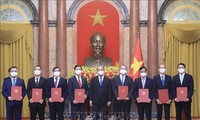 Entregan nombramiento a nuevos embajadores vietnamitas en el extranjero