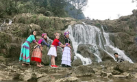 La cascada de Lung Phinh, un destino turístico atractivo en Lao Cai