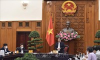 Premier vietnamita pide completar esquema de vacunación para personas mayores de 18 años en 2021