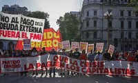 Miles de personas marchan en Buenos Aires para rechazar el acuerdo con el FMI