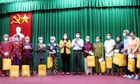 Dirigentes vietnamitas visitan y entregan regalos a personas desfavorecidas en ocasión del Tet