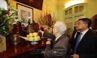 Secretario general del Partido Comunista de Vietnam ofrece inciensos en homenaje póstumo a líderes del Estado