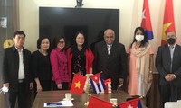 Vietnam y Cuba promueven la difusión de libros teóricos y políticos
