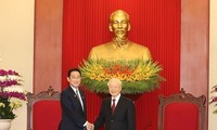 Premier japonés se entrevista con el máximo líder político de Vietnam 