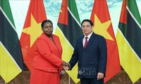 El primer ministro Pham Minh Chinh recibe a la líder del Parlamento mozambiqueño