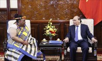 Presidente de Vietnam recibe a embajadores extranjeros