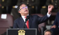 Presidente de Colombia suspende órdenes de captura y extradición contra delegados del ELN