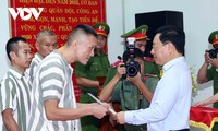 Vicepremier asiste al acto de declaración de la Decisión de Amnistía en la cárcel de Vinh Quang