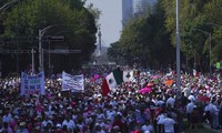 Miles de mexicanos marchan en repudio a la reforma electoral