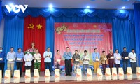 Dirigentes vietnamitas entregan regalos del Tet a personas desfavorecidas