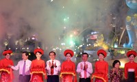 Calle de flores Nguyen Hue en Ciudad Ho Chi Minh da bienvenida al Año Nuevo Lunar 2023 
