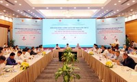 Vietnam por perfeccionar marcos jurídicos sobre desarrollo de gas licuado y energía eólica