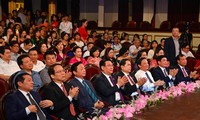 Presidente del Parlamento asiste al Programa “Gloria de Vietnam”