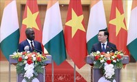 Conferencia de prensa posterior a conversaciones entre presidentes del Parlamento de Vietnam y Costa de Marfil