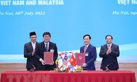 Primer Ministro de Malasia aprecia experiencia de desarrollo de Vietnam