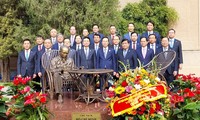 Presidente vietnamita se reúne con personal diplomático del país en China