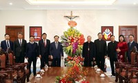 Dirigentes de localidades vietnamitas felicitan a comunidades católicas por la Navidad 2023