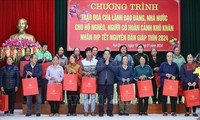 Premier vietnamita entrega regalos a personas desfavorecidas de Hai Duong en ocasión del Tet