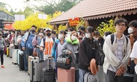Más de mil estudiantes regresan a casa para las vacaciones del Tet en varios autobuses gratuitos